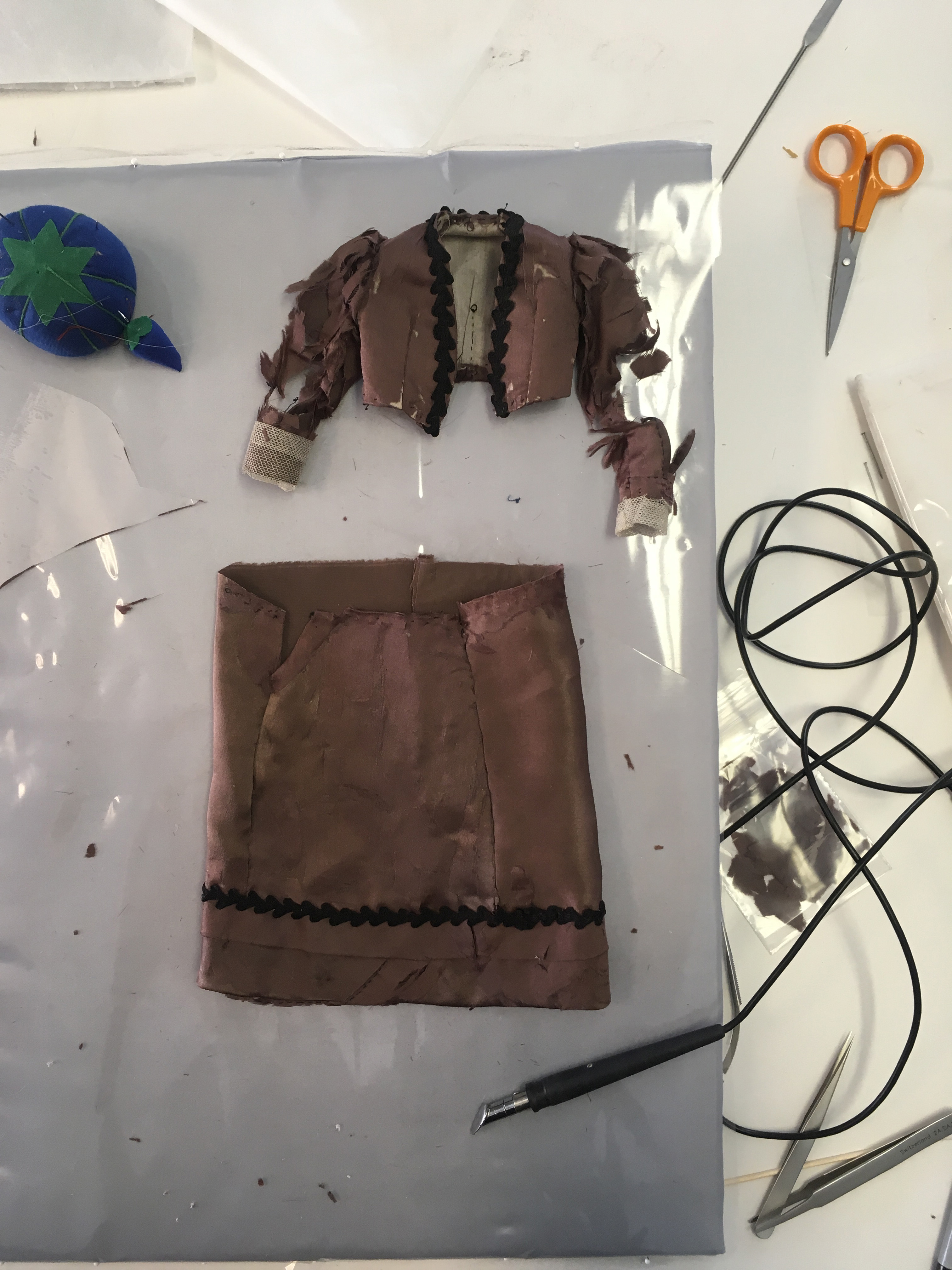 clothing of a doll in conservation