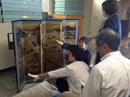 inspecting The Tale of Genji screen